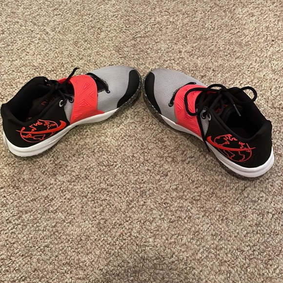 Kyrie Basketball Shoe - Picture 3 of 5